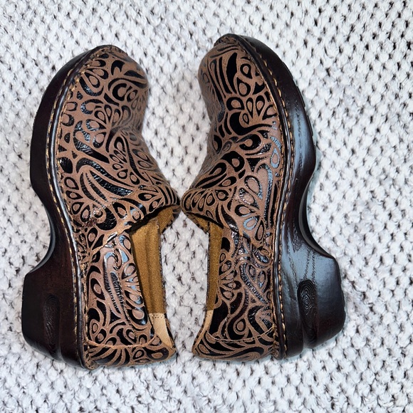 😍 BOC Born Concept Women's Peggy Brown Embossed Leather Clogs Size 7.5 - Picture 3 of 8